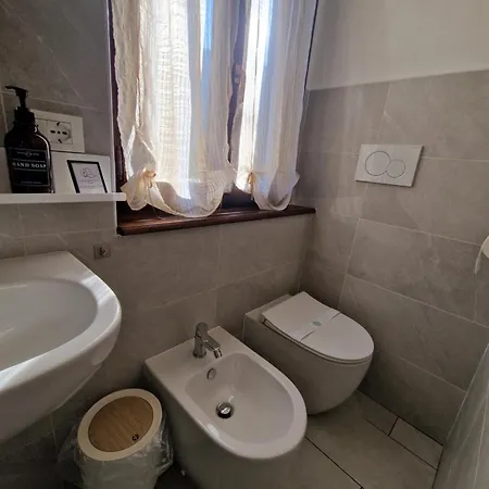 Daisy, Loggiadeifiori - Cozy Apartment In Como *